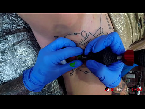 ❤️ Extremadamente tatuado hottie Sully Savage consiguió un tatuaje en su clítoris ❌ Video de sexo en es.xxxpornolive.ru ❌️